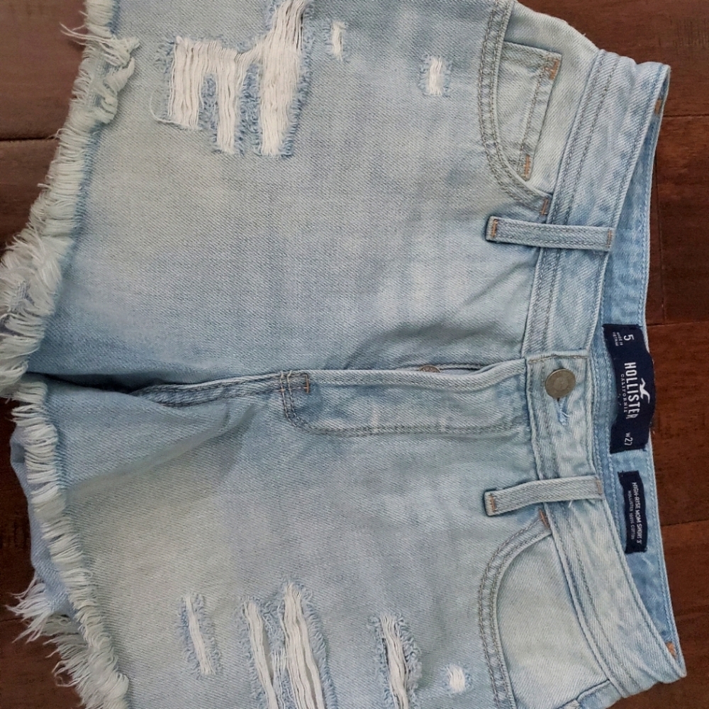 Hollister size 5 high-rise mom shorts in light wash